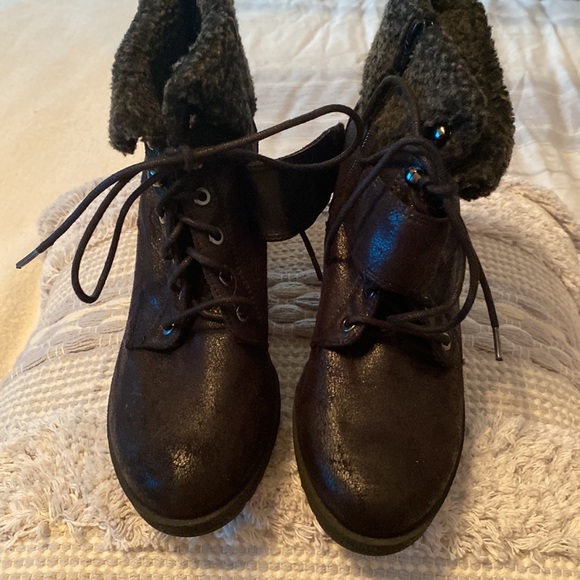 Women 7.5 medium leather upper boots. Black shearling material around the top. - Picture 2 of 6